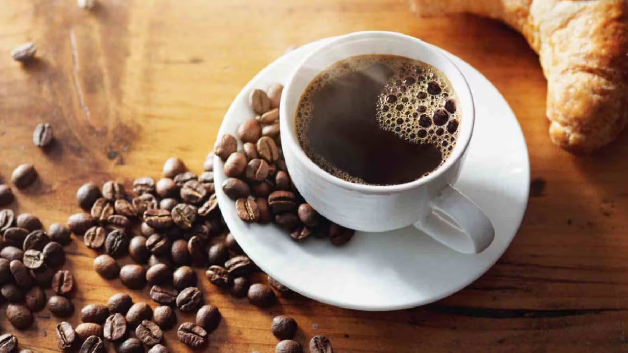 కాఫీ కొవ్వును కరిగించడంలో, శక్తిని పెంచడంలో సహాయపడుతుందని నిపుణులు చెబుతున్నారు.. కాఫీలో కెఫీన్ కంటెంట్ చాలా ఎక్కువగా ఉంటుంది. ఇది వ్యాయామ సమయంలో కొవ్వును కరిగించడంతో పాటు.. వర్కవుట్‌ల సమయంలో మీ శక్తిని పెంచడంలో సహాయపడుతుంది. ఉదయం కాఫీ తీసుకోవడం వల్ల ఆకలి తగ్గుతుంది. ఇది బరువు తగ్గడానికి ఉపయోగపడుతుంది.