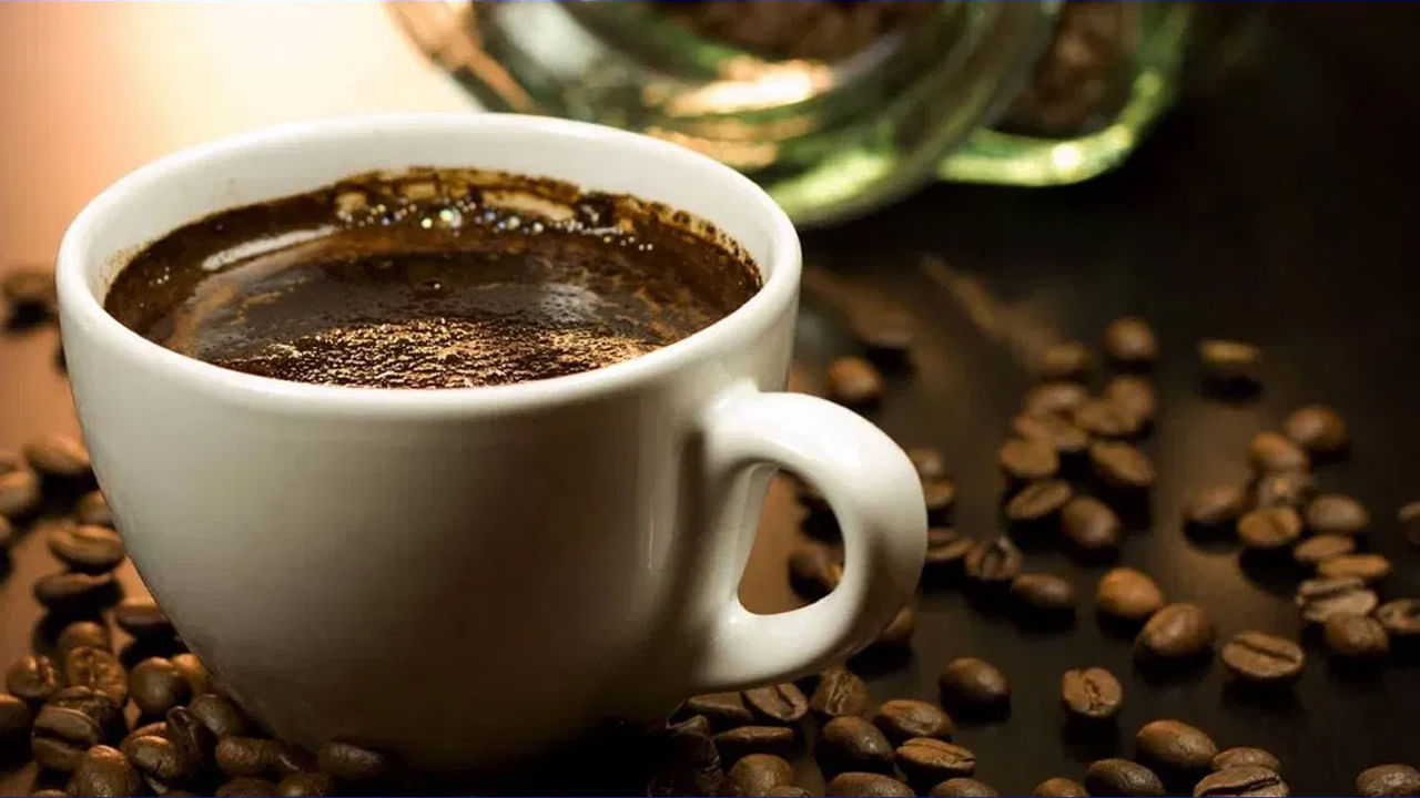 బ్లాక్ కాఫీ రోజూ పరగడుపున తాగడం వల్ల ఫ్యాటీ లివర్, లివర్ సార్కోమాస్ వంటి సమస్యలు దూరమవుతాయని నిపుణులు చెబుతున్నారు. లివర్‌లో కొలెస్ట్రాల్ పేరుకోకుండా కాపాడుతుంది. బ్లాక్ కాఫీ అంటే చాలామందికి ఇష్టం. పని ఒత్తిడి తగ్గడమే కాకుండా నీరసం, అలసట వంటివి వెంటనే దూరమౌతాయి. రెగ్యులర్ కాఫీ అంత రుచిగా లేకపోయినా ఆరోగ్యపరంగా చాలా మంచిది.