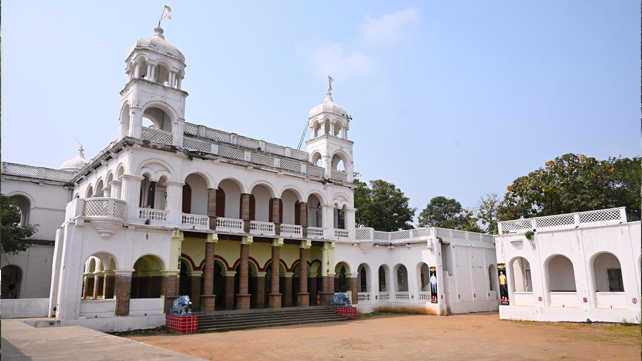 24 జనవరి 1757న జనరల్స్ డి బుస్సీ, పూసపాటిల సంయుక్త సైన్యాలు బొబ్బిలి కోట వైపు కవాతు చేశాయి. బొబ్బిలి రాజు గోపాలకృష్ణ రాయుడికి ప్రముఖ జనరల్ తాండ్ర పాపారాయుడు ఉన్నాడు. పాపారాయుడు తాత్కాలిక నివాసం రాజం వద్ద ఉన్నందున ఆవైపుగా బొబ్బిలికి చేరుకోవడం అసాధ్యమని ఫ్రెంచ్ జనరల్‌కు తెలుసు. అందువలన అతను వేరే మార్గాన్ని ఎంచుకున్నాడు. విజయనగరం మహారాజు రాజా రంగరాయలు భార్య, పాపారాయుడు సోదరి రాణి మల్లమ్మ దేవి అతనికి ముందుగా వారి రాకని హెచ్చరిస్తూ సందేశం పంపింది. అయితే, కొరియర్‌ను అడ్డగించగా.. ఆ ముఖ్యమైన సందేశం పాపారాయుడికి చేరుకోలేదు.