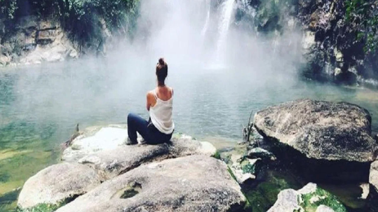 అమెజాన్ ప్రదేశంలోని ‘పెరు’ దేశంలో మయంటుయా ప్రాంతంలో సముద్ర తీరంలో ఒక విచిత్ర నది ఉంది. ఆ నది నీరు 24 గంటలు వేడిగానే ఉంటుంది. అందుకనే ఈ నదిని “బాయిలింగ్ రివర్” అని అంటారు. ఈ నది అడవి మధ్యన ఉంటుంది..