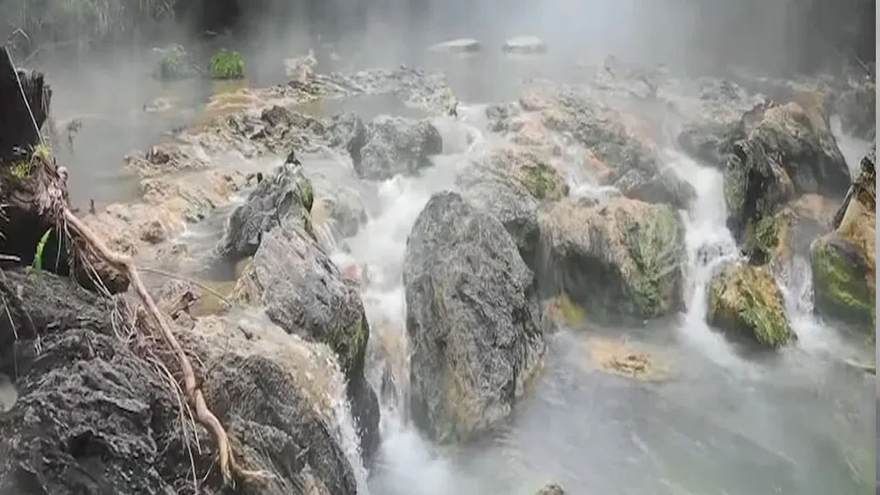 అయినా నీరు 200 డిగ్రీల ఉష్ణోగ్రతతో నిత్యం మరిగిపోతూంటుంది. ఈ నదిని 2011 లో కనుగొన్నారు. ప్రపంచంలోనే అతిపెద్ద థర్మల్ నది దాదాపు నాలుగు మైళ్ళ వరకు వేడిగా ప్రవహిస్తుంది. దాని వెడల్పు వద్ద 80 అడుగులు లోతు వద్ద 16 అడుగులు ఉంటుందని శాస్త్రజ్ఞులు చెప్పారు.