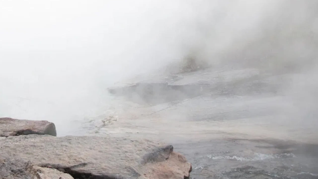 కెనడా ప్రపంచంలోనే అత్యంధికంగా నదులు కలిగిన దేశంగా గుర్తింపు పొందింది. కానీ అన్ని నదుల విశిష్టతలను తలదాన్నెలా ఒక నది విశిష్టతను కలిగి ఉంది.. ఆ నదిలో నీరు 24 గంటలూ మరుగుతూనే ఉంటుంది. ఈ బాయిలింగ్ నది ఎక్కడ ఉన్నదో తెలుసా…! అమెరికాలో… అమెజాన్ ప్రదేశంలోని ‘పెరు’ దేశంలో మయంటుయాకు ప్రాంతంలో ఒక విచిత్రమైన నదిని కనుగొన్నారు శాస్త్రవేత్తలు.