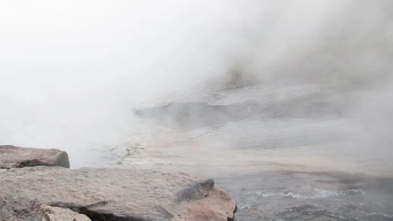 కెనడా ప్రపంచంలోనే అత్యంధికంగా నదులు కలిగిన దేశంగా గుర్తింపు పొందింది. కానీ అన్ని నదుల విశిష్టతలను తలదాన్నెలా ఒక నది విశిష్టతను కలిగి ఉంది.. ఆ నదిలో నీరు 24 గంటలూ మరుగుతూనే ఉంటుంది. ఈ బాయిలింగ్ నది ఎక్కడ ఉన్నదో తెలుసా…! అమెరికాలో… అమెజాన్ ప్రదేశంలోని ‘పెరు’ దేశంలో మయంటుయాకు ప్రాంతంలో ఒక విచిత్రమైన నదిని కనుగొన్నారు శాస్త్రవేత్తలు.