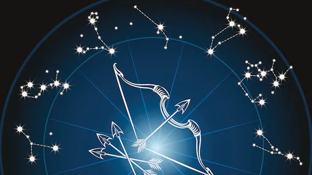 ధనస్సు రాశి : బుధిత్య రాజయోగం వలన ధనస్సు రాశి వారు ఊహకందని లాభాలు అందుకోనున్నారు. ధన లాభం కలిగే అవకాశం ఉంది. ఆర్థికంగా అద్భుతంగా ఉండబోతుంది. కళ రంగంలో ఉన్న వారు మంచి ప్రతిభను కనబరిచి తన పై ఉన్నవారి నుంచి ప్రశంసలు పొందుతారు. ఏ పని చేసినా అందులో విజయం వీరిదే అవుతుంది. ఇంటా బయటసానుకూల వాతావరణం ఏర్పడుతుంది. చాలా కాలంగా ఉన్న సమస్యల నుంచి బయటపడుతారు.