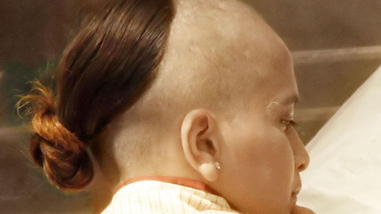 శిఖను కట్టుకునేటప్పుడు, ఒక వ్యక్తి హరే కృష మంత్రం లేదా గాయత్రి మంత్రాన్ని జపించవచ్చు. ఇది దైవిక సంస్థలతో సంబంధాన్ని పెంచుకునే మార్గం కూడా. ఇది ప్రక్రియ శుభప్రదమైనది, స్వచ్ఛమైనది అని హిందువుల నమ్మకం. ఒక వ్యక్తి తన జుట్టును మొదటిసారి శిఖ లేదా ముడిలో కట్టినప్పుడు, అది గాయత్రీ సాధన. అది ఆ వ్యక్తికి రెండవ జన్మ లేదా ద్విజత్వం. జుట్టు కట్టి పవిత్ర దారం లేదా ఉపనయనం ధరించడం అనేది రెండుసార్లు జన్మించడంతో సమానమైన ప్రక్రియ.