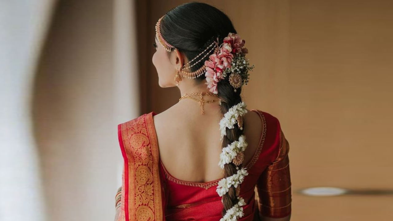 జడ జుట్టు తేమను లాక్ చేస్తుంది: అల్లిక మీ జుట్టు సహజ తేమను కాపాడటానికి సహాయపడుతుంది. తద్వారా కేశాలు వాతావరణా మార్పులకు గురికాకుండా ఉంటాయి. మీ జుట్టును ప్రతిరోజూ స్టైలింగ్ చేసే అలవాటు కలిగి ఉంటే, జడ మీ జుట్టును రక్షించుకోవడానికి గొప్ప మార్గం. మీ జుట్టును మూలకాల నుంచి రక్షించడంలో సహాయపడే సులభమైన శైలి జుట్టు అల్లిక మాత్రమే.