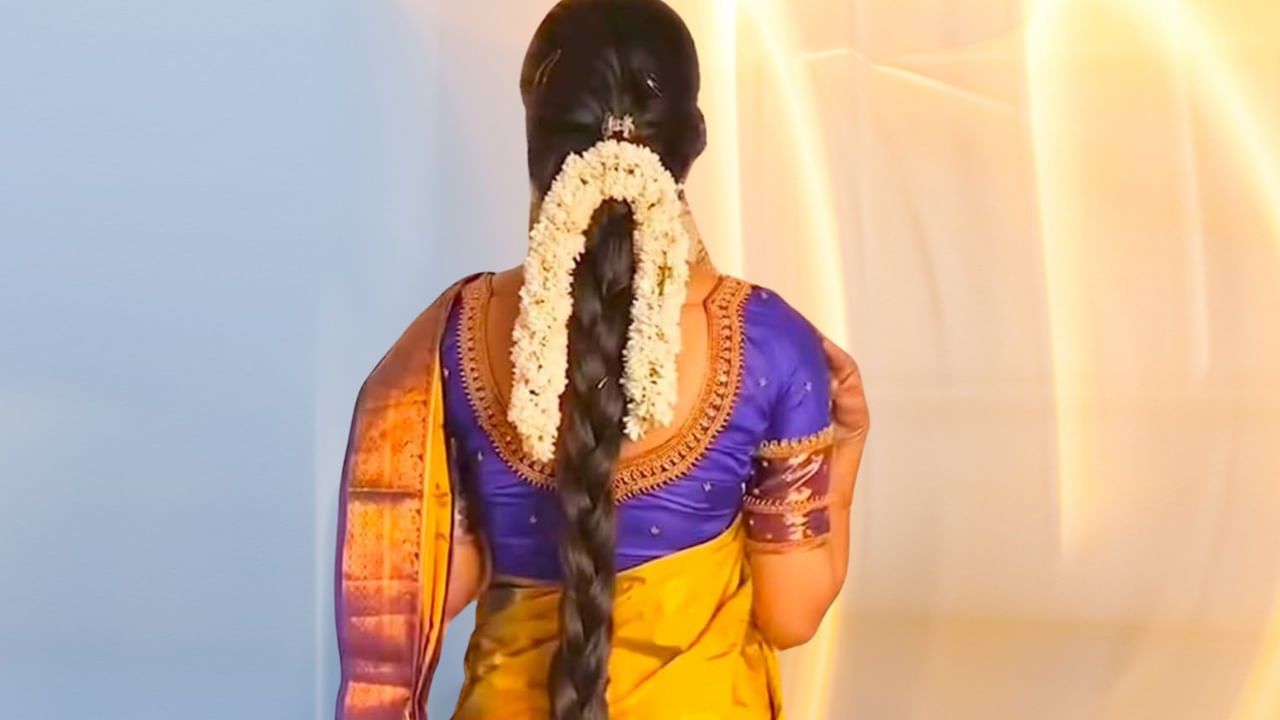 జుట్టు చివర్లు చీలిపోవడాన్ని తగ్గిస్తుంది: రోజువారీ కాలుష్యం, ఎండతో సహా వేడికి ఎక్కువగా గురికావడం వల్ల జుట్టు గరుకుగా మారుతుంది. దీంతో జుట్టు చివర్లు చీలిపోతాయి. బహుళ హెయిర్ స్టైలింగ్ రొటీన్లు కూడా చివర్లు దెబ్బతినడానికి దారితీయవచ్చు. కాబట్టి జడ వేసుకోవడం వాళ్ళ జుట్టు పోషణ లభించి చివర్లు చీలిపోవడం దూరం అవుతుంది.