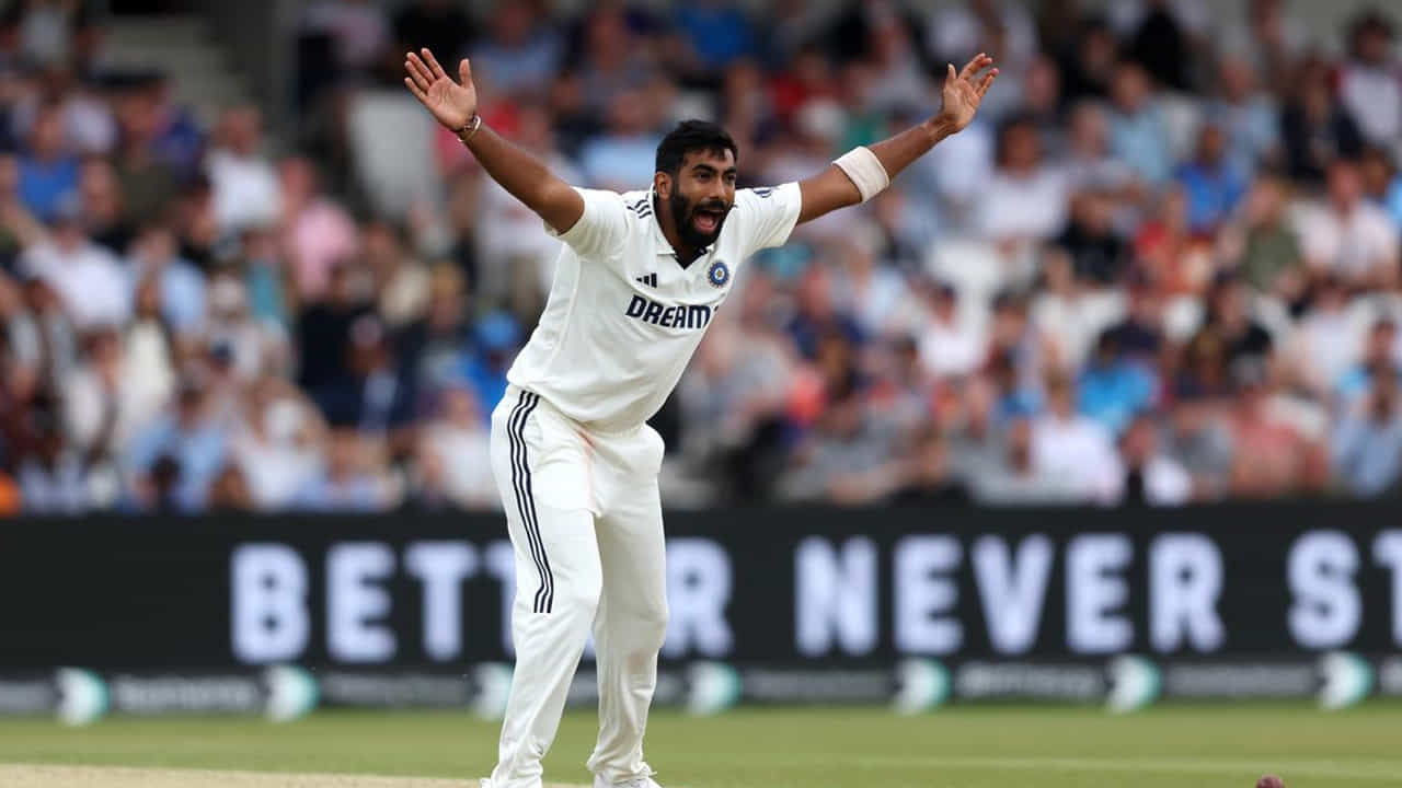 ఐసీసీ టెస్ట్ ర్యాంకింగ్స్‌లో అగ్రస్థానంలో ఉన్న బౌలర్ టీమిండియా ప్రధాన పేసర్ జస్ప్రీత్ బుమ్రా. హెడింగ్లీలో ఇంగ్లాండ్‌తో జరిగిన తొలి టెస్టులో 5 వికెట్లు తీసిన బుమ్రా 907 పాయింట్లతో అగ్రస్థానాన్ని నిలుపుకున్నాడు. బుమ్రా తప్ప, టీం ఇండియా నుంచి మరే ఇతర బౌలర్ కూడా బౌలర్ల జాబితాలో టాప్ టెన్‌లో చోటు దక్కించుకోలేదు.
