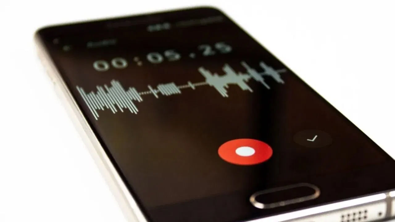 ఆండ్రాయిడ్ స్మార్ట్‌ఫోన్‌ల సెట్టింగ్‌లలో ఒక ఎంపిక ఉంది. దానిపై క్లిక్ చేయడం ద్వారా మీరు కాల్ రికార్డింగ్ సమయంలో నోటిఫికేషన్‌లను సులభంగా ఆఫ్ చేయవచ్చు. ఈ ప్రక్రియ చాలా సులభం. ఏ థర్డ్ పార్టీ యాప్‌ను డౌన్‌లోడ్ చేసుకోవాల్సిన అవసరం లేదు. ఫోన్ సెట్టింగ్‌లకు వెళ్లి దశలవారీ ప్రక్రియను అనుసరించండి.