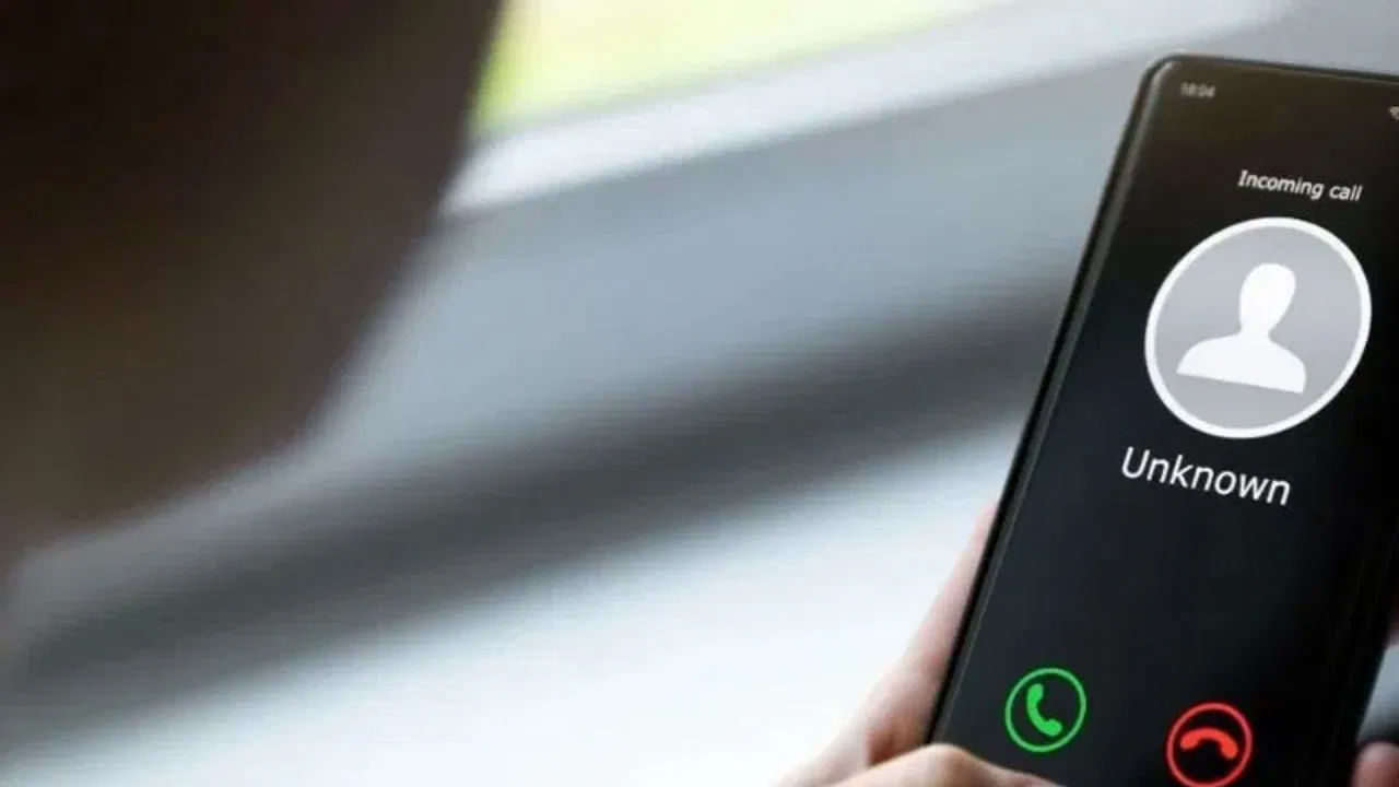 దీని తర్వాత మీరు సెట్టింగ్స్‌లో వచ్చే ఆప్షన్‌లోకి వెళ్లాలి. ఇప్పుడు మీరు కాల్ సెట్టింగ్‌లకు వెళ్లి కాల్ రికార్డింగ్ ఆప్షన్‌పై క్లిక్ చేయాలి. దీని తర్వాత మీ ముందు అనేక ఎంపికలు కనిపిస్తాయి. దీనిలో మీరు 'డిస్క్లైమర్ బదులుగా ప్లే ఆడియో టోన్' అనే ఎంపికను చూస్తారు. ఈ ఎంపికకు ఎదురుగా ఉన్న టోగుల్‌పై క్లిక్ చేసి దాన్ని ఆఫ్ చేయండి.