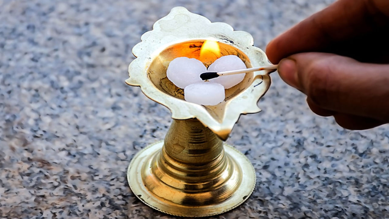 కర్పూరాన్ని ఆధ్యాత్మిక , మతపరమైన కార్యకలాపాలలో ఉపయోగిస్తారు. కర్పూరం దీని శుద్ధి, ప్రక్షాళన లక్షణాలతో ప్రసిద్ధి చెందింది. దీనికి దైవిక రకమైన సువాసన ఉంటుంది. కొన్నిసార్లు ప్రజలు దానిని తమ పర్సులో ఉంచుకుంటారు. 