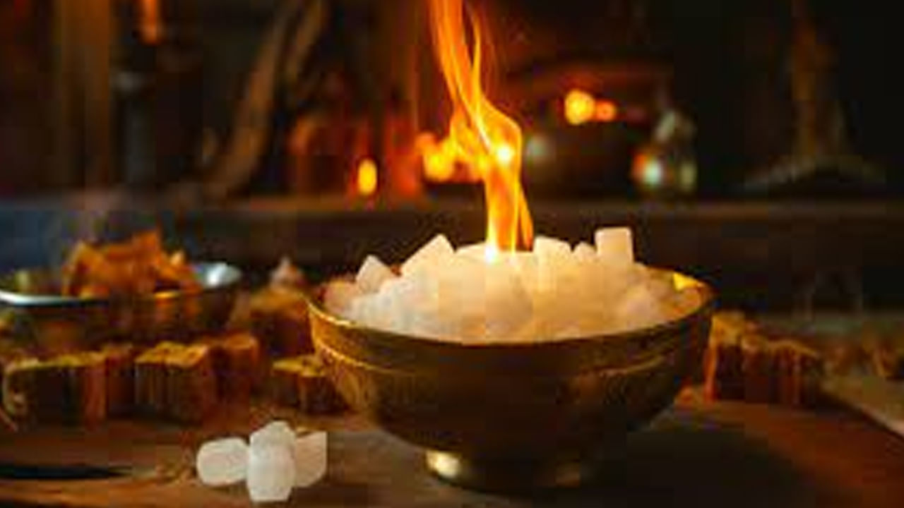 కర్పూరం దైవంతో బలమైన సంబంధాన్ని కలిగి ఉందని నమ్ముతారు. చెడు శక్తులను పారద్రోలడానికి, సానుకూలతను ఆకర్షించడానికి పూజా ఆచారాలను నిర్వహించడంలో తరచుగా ఉపయోగించే అత్యంత పవిత్రమైన వస్తువుగా ఇది పరిగణించబడుతుంది. ఈ రోజు కర్పూరంతో ఆధ్యాత్మిక ప్రాముఖ్యత, జ్యోతిషశాస్త్ర ప్రయోజనాలు ఏమిటో తెలుసుకుందాం.. 
