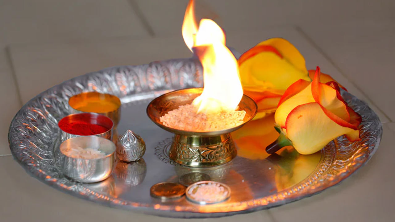 
చెడు దృష్టి, ప్రతికూల శక్తిని తొలగిస్తుంది: కర్పూరం అత్యంత శక్తివంతమైన వాటిలో ఒకటి. ఇది ప్రతికూల శక్తి, చేతబడి ,దుష్టశక్తులను తొలగించే సామర్థ్యాన్ని కలిగి ఉంటుంది. దీనికి దృష్టి దోషాన్ని తొలగించే సామర్థ్యం కూడా ఉంది. పూజా ఆచారాలను అనుసరించి లవంగాలతో వెలిగించి, "ఓం నమః శివయే" , "ఓం త్రయంభకం యజామహే సుగంధిం పుష్టి వర్ధనం ఉర్వారుక్మివ్ బంధనాన్ మృత్యోర్ ముక్షీయ మామృతాత్" వంటి వేద మంత్రాలను జపించినప్పుడు, ఇది బలమైన సువాసనను కలిగి ఉంటుంది. ఇది వాస్తు దోషాలను తొలగించడానికి కూడా ఉపయోగించబడుతుంది.
