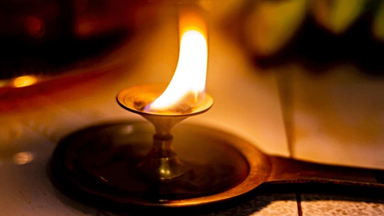 సమతుల్య గ్రహ దోషం: కర్పూరం గ్రహాల ప్రతికూల ప్రభావాలకు వ్యతిరేకంగా పోరాడే సామర్థ్యాన్ని కూడా కలిగి ఉంది. శని, శుక్ర, రాహువు, కేతువు వంటి వివిధ గ్రహాల నుంచి ప్రయోజనాలను పొందడానికి ప్రజలు దీనిని ప్రతిరోజూ ఉపయోగిస్తారు. ఈ గ్రహాలు స్థానం సరిగ్గా లేకుంటే ఒక గిన్నెలో ఒక ఆవు పిడక వేసి 4-5 కర్పూరం ముక్కలను తీసుకొని సాయంత్రం సమయంలో లేదా శనివారం, శుక్రవారం, అమావాస్య, పౌర్ణమి  వంటి ముఖ్యమైన రోజులలో వెలిగించాలి. ఇలా చేయడం వలన గ్రహాల చెడు ప్రభావాలను తొలగి.. మంచి ప్రభావాలను పెంచడానికి సహాయపడుతుంది.
