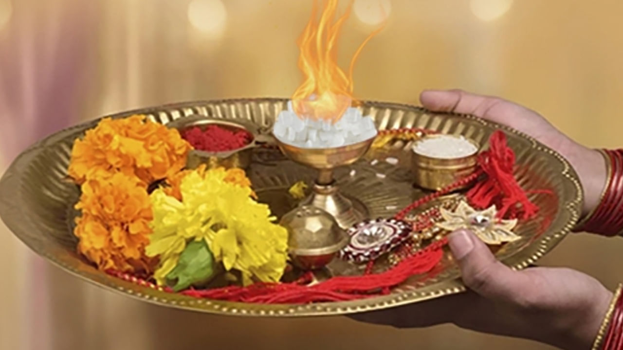 సంపద , శ్రేయస్సును ఆహ్వానించేందుకు: కర్పూరం లక్ష్మీదేవికి ప్రతీక అని నమ్ముతారు. లక్ష్మీదేవి సంపద, శ్రేయస్సు, సమృద్ధికి దేవత. కనుక కర్పూరం సంపదను ఆకర్షించడానికి జీవితంలో స్థిరత్వాన్ని, ఆర్థిక వృద్ధిని ఆకర్షించడానికి సహాయపడుతుంది. కొన్ని పూజా ఆచారాలను అనుసరించడం ద్వారా లక్ష్మీదేవిని పూజించడానికి, లక్ష్మీదేవికి సమర్పించడానికి కర్పూరాన్ని ఉపయోగించవచ్చు. లాకర్‌లో లేదా మీరు మీ డబ్బును ఎక్కడ ఉంచినా అక్కడ గిన్నెలో కర్పూరం స్ఫటికాలు వేసి పెట్టాలి. ఎందుకంటే కర్పూరం జీవితంలో ఆర్థిక వృద్ధిని పెంచడానికి  సహాయపడుతుంది.
