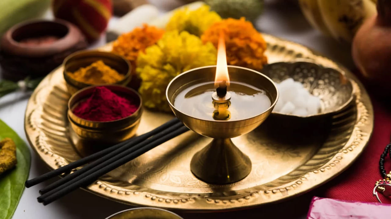 వాస్తును సమతుల్యం చేసి ఇంటిని శుద్ధి చేసేందుకు: వాస్తు నివారణలో కూడా కర్పూరానికి గొప్ప ప్రాముఖ్యత ఉంది. ఇంట్లో పర్యావరణం శక్తిని సరిదిద్దే సామర్థ్యం కర్పురానికి ఉందని నమ్ముతారు. కనుక గదిలో కర్పూరం స్ఫటికాలు పెట్టిన గిన్నె ఉంచడం మంచిది. ఇలా చేయడం వలన ఇంట్లోని పాత శక్తిని తొలగించి పర్యావరణాన్ని శుద్ధి చేస్తుంది. ఇది పంచ భూతాలను సమతుల్యం చేయడానికి, జీవితంలో సామరస్యాన్ని తీసుకురావడానికి కూడా సహాయపడుతుంది. జీవితంలో శ్రేయస్సు తీసుకురావడానికి కర్పూరాన్ని ఇంటి నైరుతి మూలలో ఉంచడం వలన శుభ ఫలితం ఉంటుంది. 
