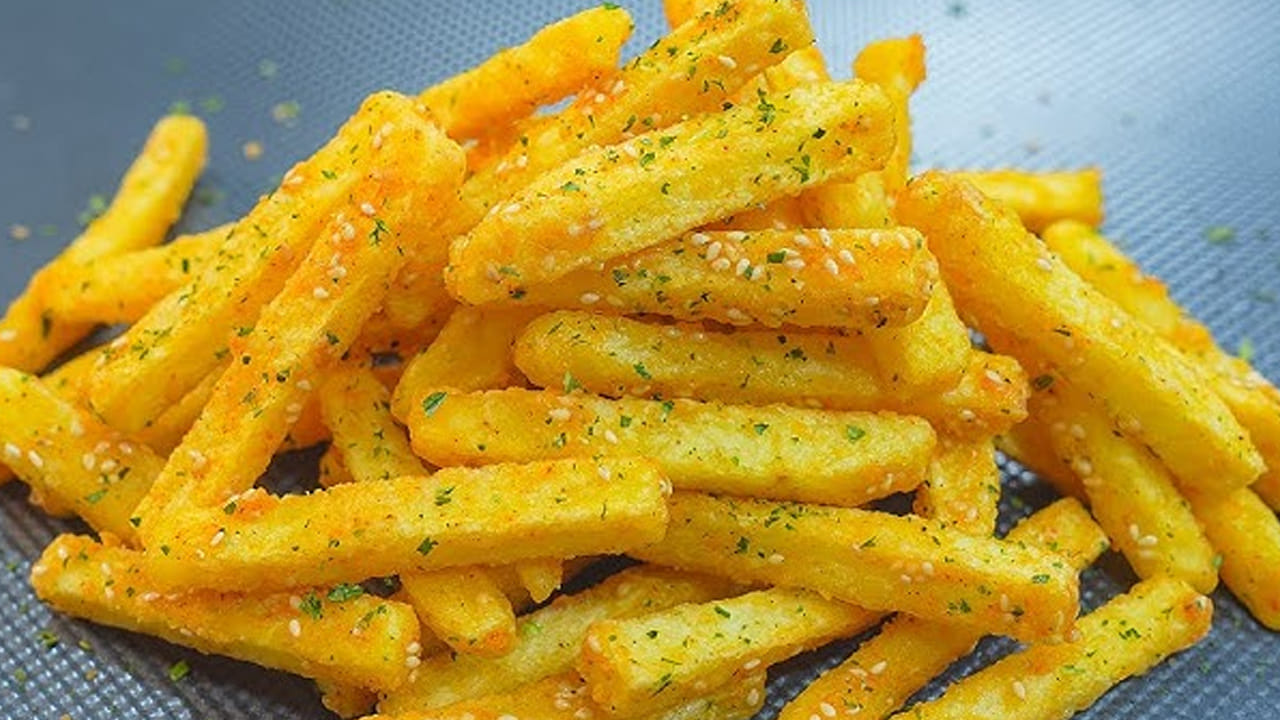 క్రిస్పీ స్నాక్స్ ,ఫ్రైస్ : చాలా మంది వేయించిన ఆహారాన్ని ఎక్కువ ఇష్టపడుతారు. ముఖ్యంగా బంగాళ దుంప చిప్స్ చాలా మందికి ఇష్టం ఉంటుంది.  అయితే బంగాళాదుంపలలోని సహజ చక్కెరలు అధిక ఉష్ణోగ్రతల వద్ద అమైనో ఆమ్లాలతో చర్య జరిపినప్పుడు అక్రిలామైడ్ ఏర్పడుతుంది. వేయించడం లేదా కాల్చడం  వలన అక్రిలామైడ్ ఎక్కువగా ఉత్పన్నం అవుతుంది. ఆహార భద్రతా అధ్యయనాల ప్రకారం, బంగాళాదుంప చిప్స్‌లో అక్రిలామైడ్ స్థాయిలు 300 నుంచి 2000 µg/kg వరకు ఉండవచ్చు, ఫ్రెంచ్ ఫ్రైస్ 200 నుండి 700 µg/kg వరకు ఉండవచ్చు. ఉడకబెట్టడం లేదా గాలిలో వేయించడం, అధికంగా క్రిస్పింగ్ చేయడం తగ్గిస్తే క్యాన్సర్ కారక రసాయనం కూడా పూర్తిగా తగ్గుతుందంట.