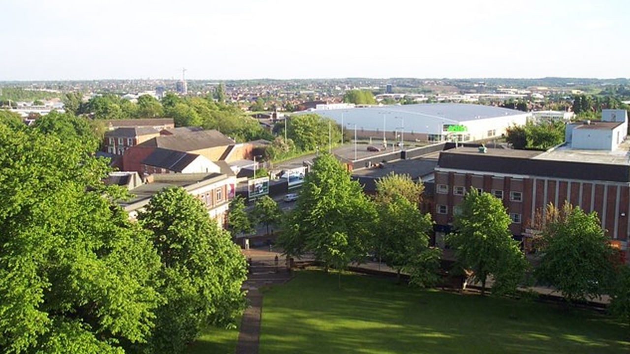 కానాక్‌, గ్రీన్‌లాండ్‌: గ్రీన్‌లాండ్‌లో ఉత్త‌రంవైపు ఉండే కానాక్ న‌గ‌రం.. చలికాలంలో పూర్తిగా చీక‌ట్లోనే ఉంటుంది. అదే వేస‌వికాలంలో ఏప్రిల్ నుంచి ఆగ‌స్టు మ‌ధ్య మాత్రం సూర్యుడు రోజంతా ప్ర‌కాశిస్తూనే ఉంటాడు. ఇలా ప్రపంచంలోని అనేక దేశాల్లో సూర్యుడు నిరంతరాయంగా ఉదయించే ఉంటాడు.