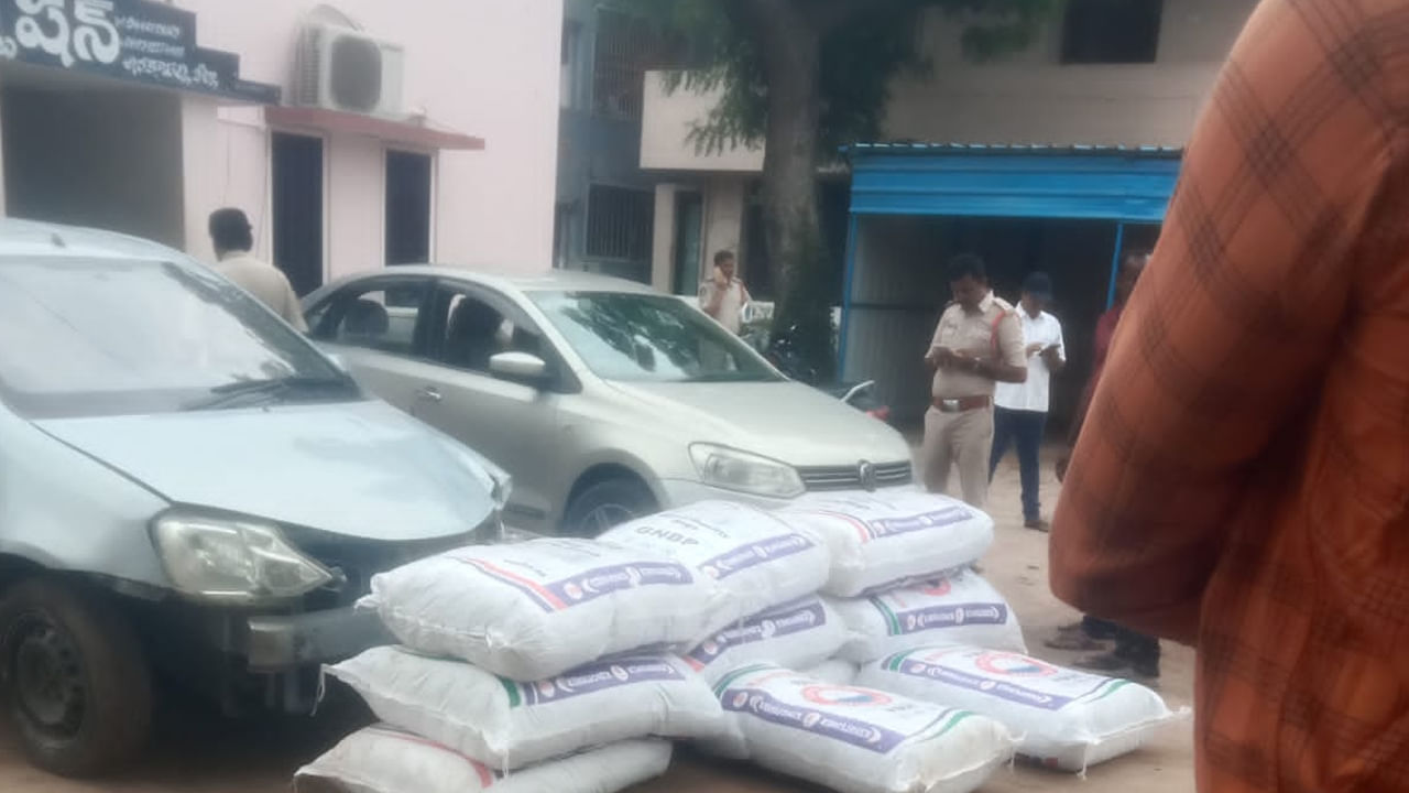Andhra: ఆపినా ఆగకుండా దూసుకెళ్లిన కారు.. అనుమానమొచ్చి చెక్ చేయగా.. డిక్కీలో.!