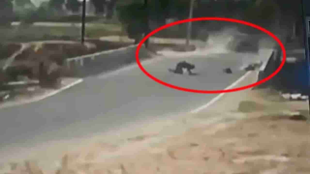 భూమ్మీద నూకలు ఉన్నట్లున్నాయి బ్రో..! ఒళ్లు గగుర్పాటుకు గురిచేసిన ప్రమాదం.. కానీ!