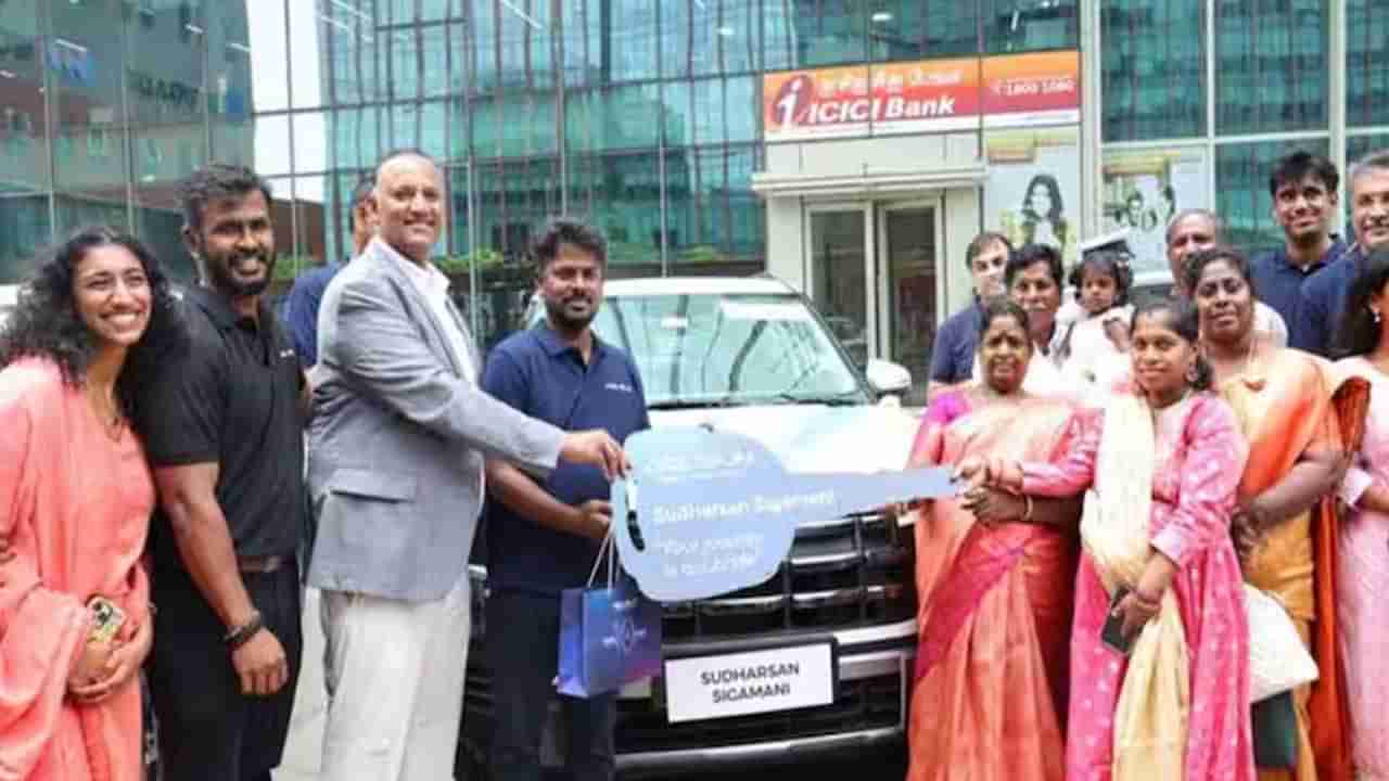 నమ్ముకుని ఉన్న ఉద్యోగులకు ఎస్యూవీ కార్లను బహుమతిగా ఇచ్చిన స్టార్టప్ కంపెనీ!