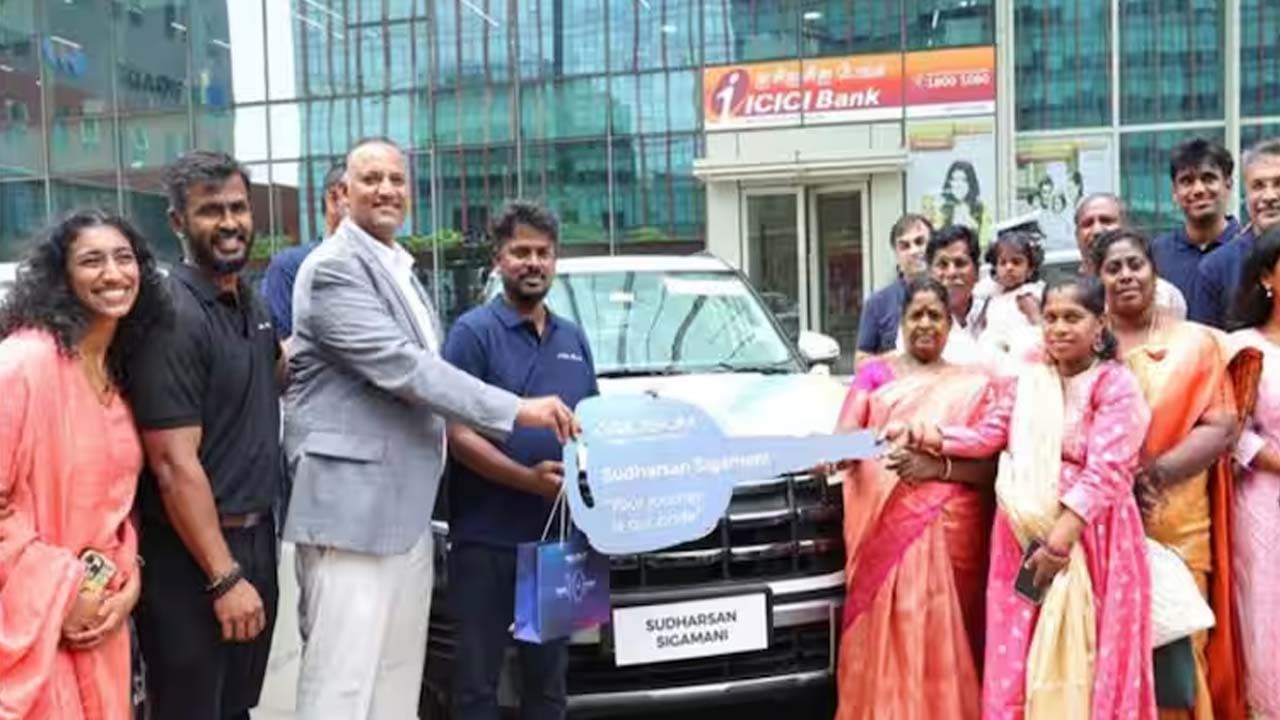 నమ్ముకుని ఉన్న ఉద్యోగులకు ఎస్‌యూవీ కార్లను బహుమతిగా ఇచ్చిన స్టార్టప్‌ కంపెనీ!