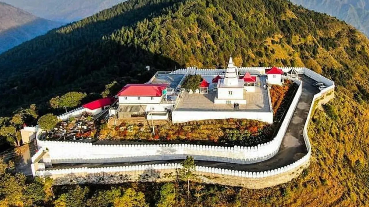 చైల్: సందర్శకులు చైల్‌ను సిమ్లా నుండి 45 కిలోమీటర్ల దూరంలో శివాలిక్ కొండలలో చూడవచ్చు. హిమాలయ పర్వత దృశ్యాలు, ఆపిల్ తోటలతో పచ్చని ప్రకృతి దృశ్యాలు ఆకర్షిస్తాయి. గ్రామంలోని ప్రత్యేక ఆకర్షణ ప్రపంచంలోనే ఎత్తైన క్రికెట్ మైదానం. సందర్శకులు ఒకప్పుటి రాజరిక చైల్ ప్యాలెస్‌ను హోటల్‌గా చూడవచ్చు. దట్టమైన అటవీ  వాతావరణంలో విశ్రాంతి కోసం మంచి ఎంపిక.