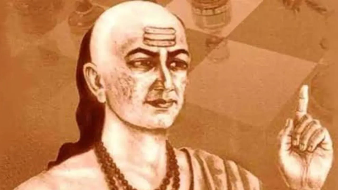 ఆచార్య చాణక్యుడి గురించి ప్రత్యేకంగా చెప్పాల్సిన పని లేదు. ఆయన గొప్ప పండితుడు. ఆచార్య చాణక్యుడు తన జీవితంలోని అనుభవాల ద్వారా  ఎన్నో నీతి సూత్రాలను తెలియజేశాడు. అవి నేటి తరం వారికి ఎంతగానో ఉపయోగపడుతున్నాయి. ముఖ్యంగా చాణక్యడు బంధాలు, బంధుత్వాల గురించి చాలా బాగా వివరించాడు. అయితే చాణక్యుడు వైవాహిక జీవితంలో సమస్యలు రాకుండా బంధం బలంగా ఉండాలంటే ఏం చేయాలో తెలిపారు.