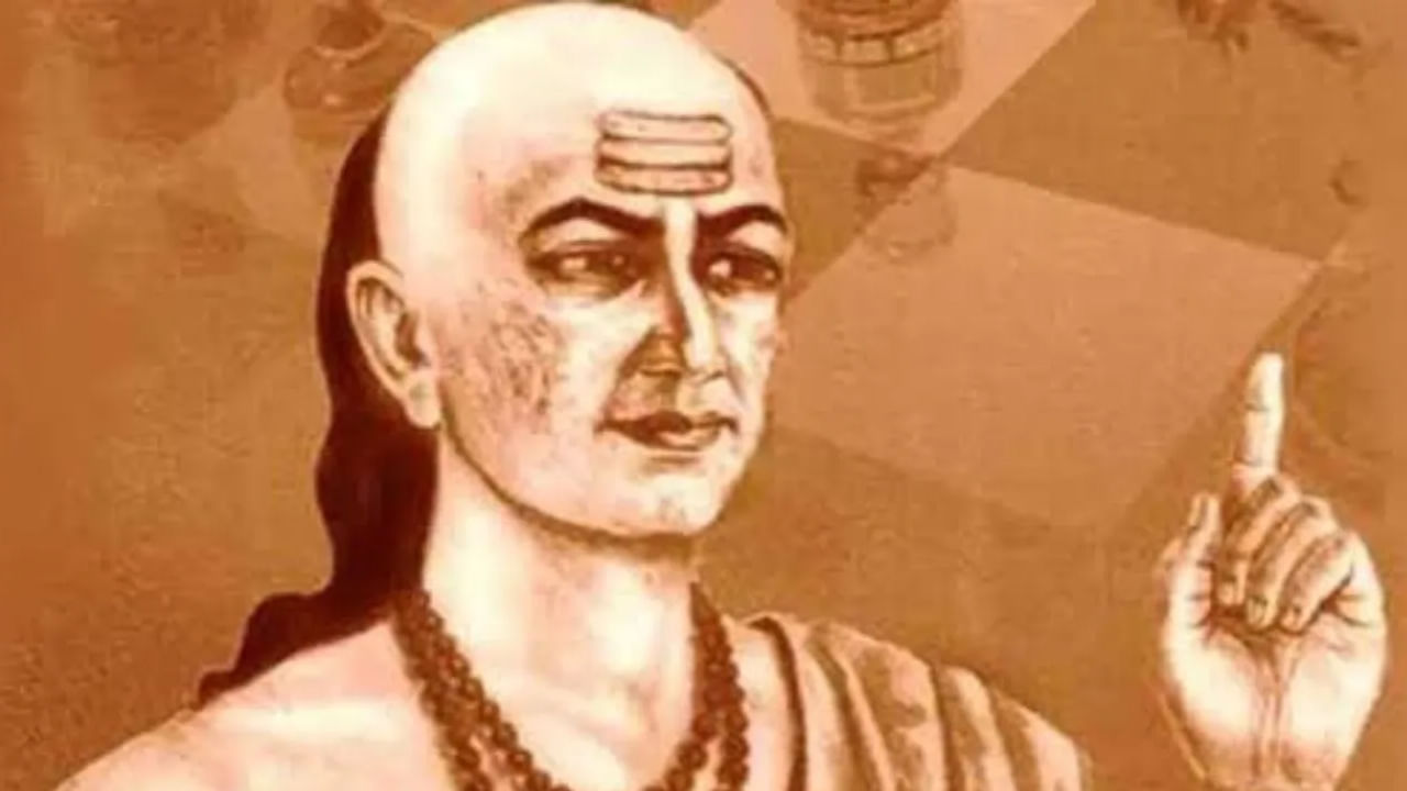 ఆచార్య చాణక్యుడి గురించి ప్రత్యేకంగా చెప్పాల్సిన పని లేదు. ఆయన గొప్ప పండితుడు. ఆచార్య చాణక్యుడు తన జీవితంలోని అనుభవాల ద్వారా  ఎన్నో నీతి సూత్రాలను తెలియజేశాడు. అవి నేటి తరం వారికి ఎంతగానో ఉపయోగపడుతున్నాయి. ముఖ్యంగా చాణక్యడు బంధాలు, బంధుత్వాల గురించి చాలా బాగా వివరించాడు. అయితే చాణక్యుడు వైవాహిక జీవితంలో సమస్యలు రాకుండా బంధం బలంగా ఉండాలంటే ఏం చేయాలో తెలిపారు.