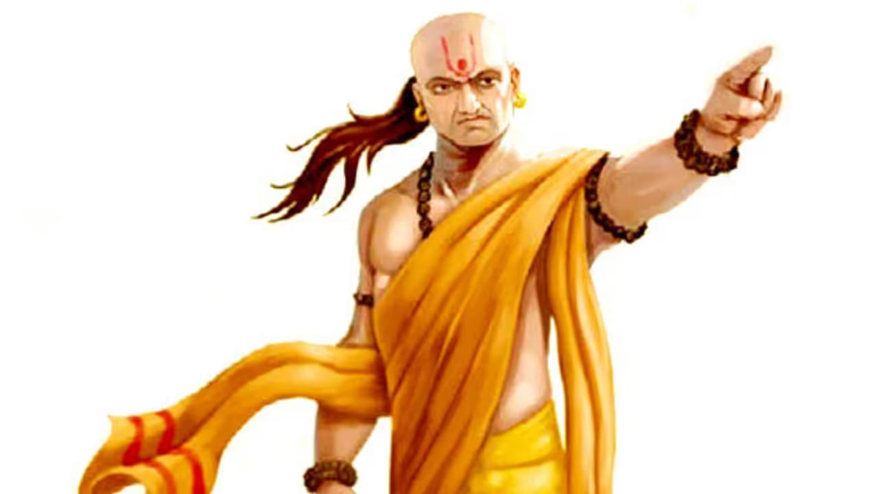 అటువంటి పరిస్థితుల్లో తప్పు ఎక్కడ జరుగుతుందో మనం తెలుసుకోవాలి. లేకపోతే జీవితంలో ఎదగడం చాలా కష్టం అని తెలిపారు. చాణక్యుడు పలు విధానాల ద్వారా ఏ వ్యక్తులు ధనవంతులు అవుతారో,ఎందుకు అవుతారో తెలియజేశారు. మీరు కూడా వారిలో ఒకరో కాదో తెలుసుకోవాలనుకుంటే, ఈ న్యూస్ చదవాల్సిందే మరి !
