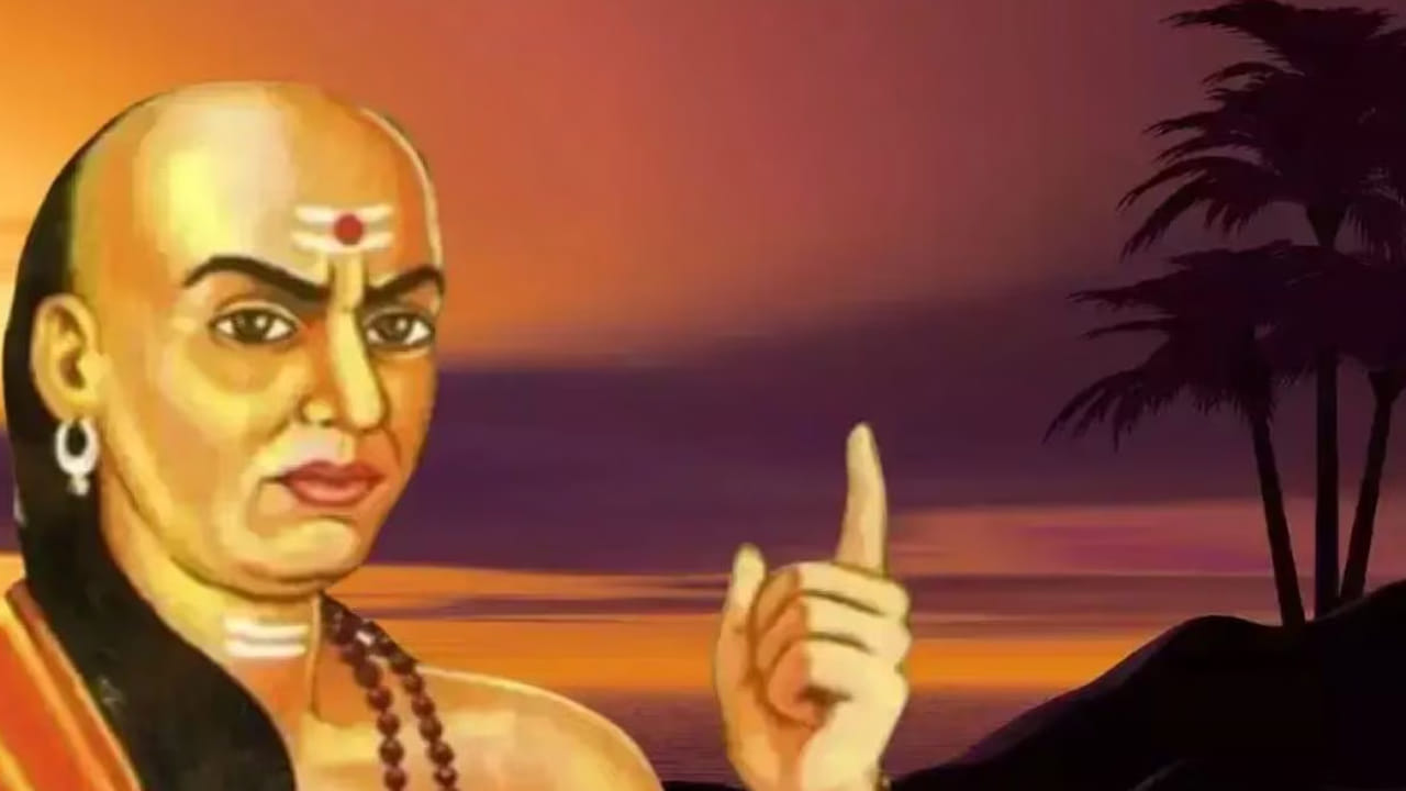 చాణక్యుడి ప్రకారం ఏ స్త్రీ అయితే చాలా సహనంగా ఓర్పుగా ఉంటుందో ఆమె చాలా తెలివైనది అని అర్థం అంట. ఆమె ఎలాంటి సమస్యలు ఎదురైనా సరే చాలా ఓర్పుగా, సహనంతో వ్యవహరించి ఆ సమస్యల నుంచి సున్నితంగా బయటపడగలదంట. అంతే కాకుండా ఇతరుల మనసులు ఎప్పుడూ నొప్పించదు, అలాగే తొందరపడి నిర్ణయాలు తీసుకోదంట. అలాంటి అమ్మాయి భార్యగా దొరకడం చాలా అదృష్టం అంటున్నాడు చాణక్యుడు.