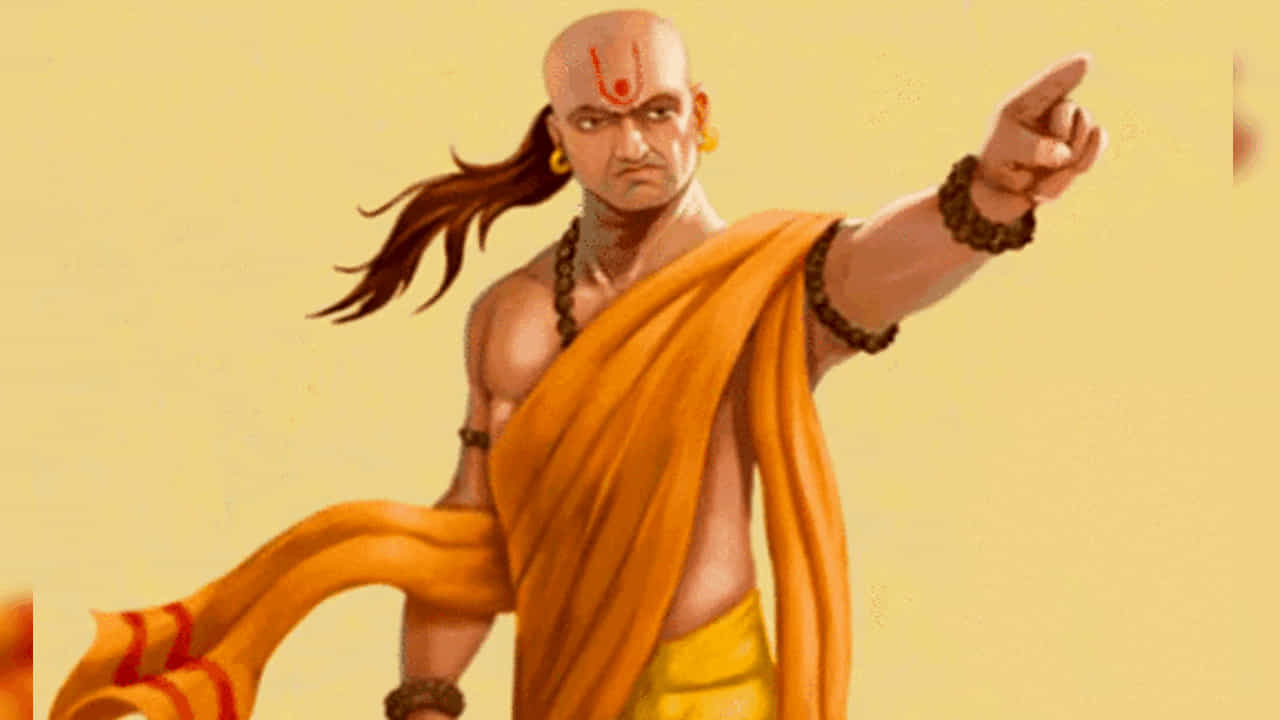 అయితే ఆ చార్య చాణక్యుడు చాలా విషయాల గురించి తన నీతి శాస్త్రం ద్వారా తెలియ జేసిన విషయం తెలిసిందే. అలాగే మానవులు తమ జీవితంలో ఉన్నత స్థాయికి వెళ్లి గౌరవ మర్యాదలు పొందాలంటే డబ్బు విషయంలో చాలా జాగ్రత్తగా మెదలాలి అని పేర్కొన్నారు. ముఖ్యంగా డబ్బు ఉంటేనే విలువ ఉంటుంది. అందుకే ఖర్చుల విషయంలో చాలా జాగ్రత్తగా ఉండాలని ఆయన సూచించారు.