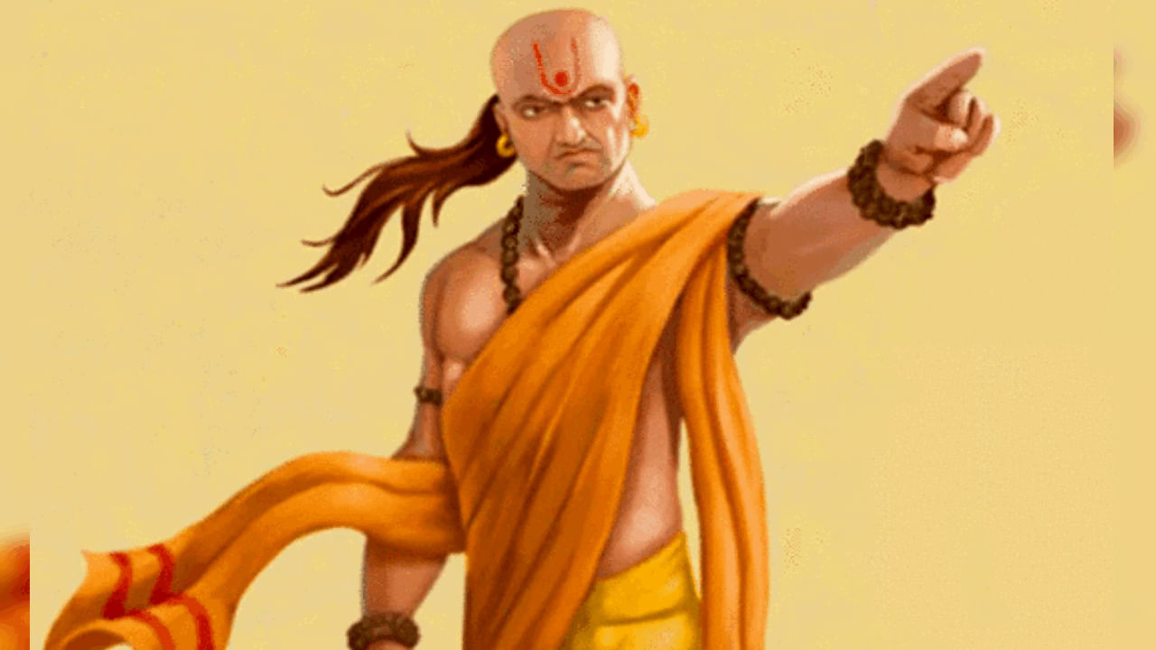 అయితే ఆ చార్య చాణక్యుడు చాలా విషయాల గురించి తన నీతి శాస్త్రం ద్వారా తెలియ జేసిన విషయం తెలిసిందే. అలాగే మానవులు తమ జీవితంలో ఉన్నత స్థాయికి వెళ్లి గౌరవ మర్యాదలు పొందాలంటే డబ్బు విషయంలో చాలా జాగ్రత్తగా మెదలాలి అని పేర్కొన్నారు. ముఖ్యంగా డబ్బు ఉంటేనే విలువ ఉంటుంది. అందుకే ఖర్చుల విషయంలో చాలా జాగ్రత్తగా ఉండాలని ఆయన సూచించారు.