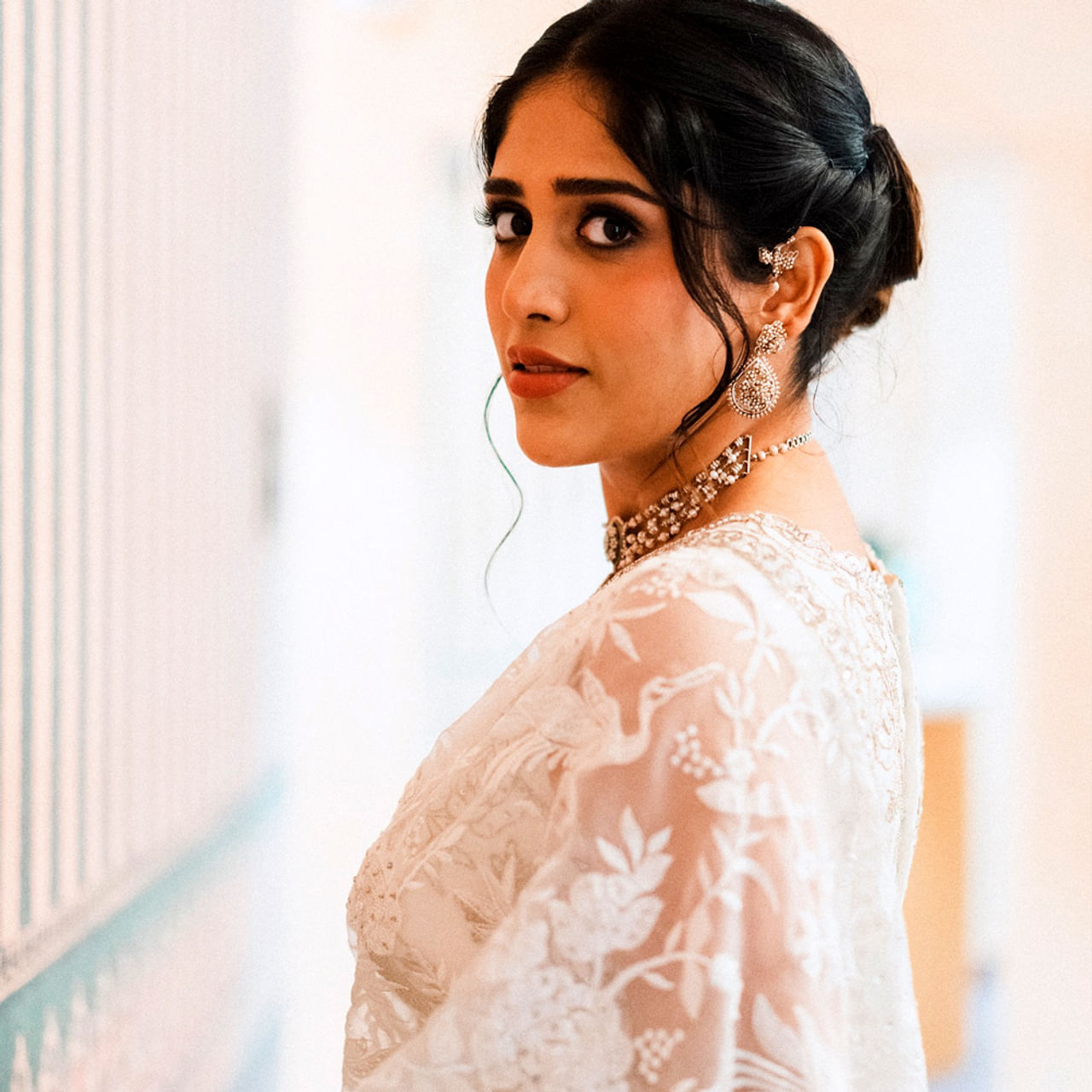 షార్ట్ ఫిలిమ్స్ నుంచి సినిమాల్లోకి వచ్చిన వారు చాలా మంది ఉన్నారు.. అలా వచ్చిన వారిలో చాందిని చౌదరి ఒకరు. హీరోయిన్ గా ఆచి తూచి సినిమాలు చేస్తూ ప్రేక్షకులను ఆకట్టుకుంటుంది. హీరోయిన్ గా చేయకముందు పలు సినిమాల్లో చిన్న చిన్న రోల్స్ చేసింది ఈ అందాల భామ.