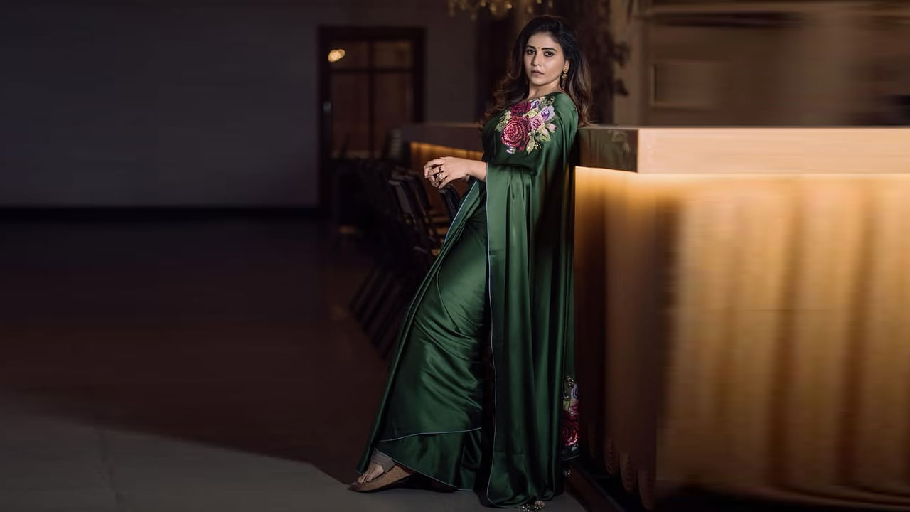 16 జూన్ 1986న ఆంధ్రప్రదేశ్ రాష్ట్రంలోని గోదావరి ప్రాంతమైన రాజోలులో ఓ హిందూ కుటుంబంలో జన్మించింది వయ్యారి భామ అంజలి. ఈమె అసలు పేరు బాలాత్రిపురసుందరి. ఈశ్వర్ శివ ప్రకాష్, పార్వతి దేవి ఈమె తల్లిదండ్రులు. ఆమెకు ఇద్దరు సోదరులు, ఒక సోదరి ఉన్నారు. 