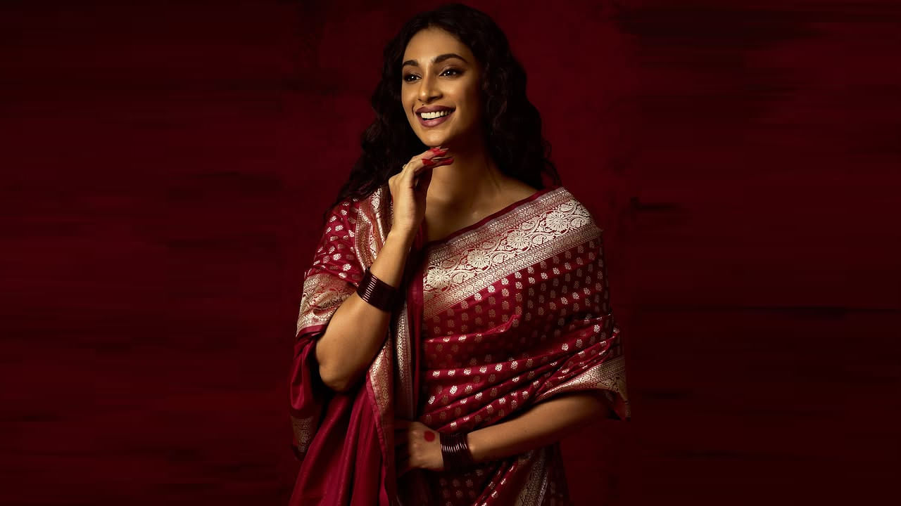 28 సెప్టెంబర్ 1998న తమిళనాడులోని తిరుచిరాపల్లిలో ఓ హిందూ కుటుంబంలో జన్మించింది వయ్యారి భామ అనుక్రీతి వాస్. ఈ బ్యూటీ ఏడు సంవత్సరాల వయస్సులో తన తల్లిదండ్రలు విడిపోయారు. కేరళకు చెందిన ఆమె తల్లి సెలీనా వద్ద పెరిగింది.