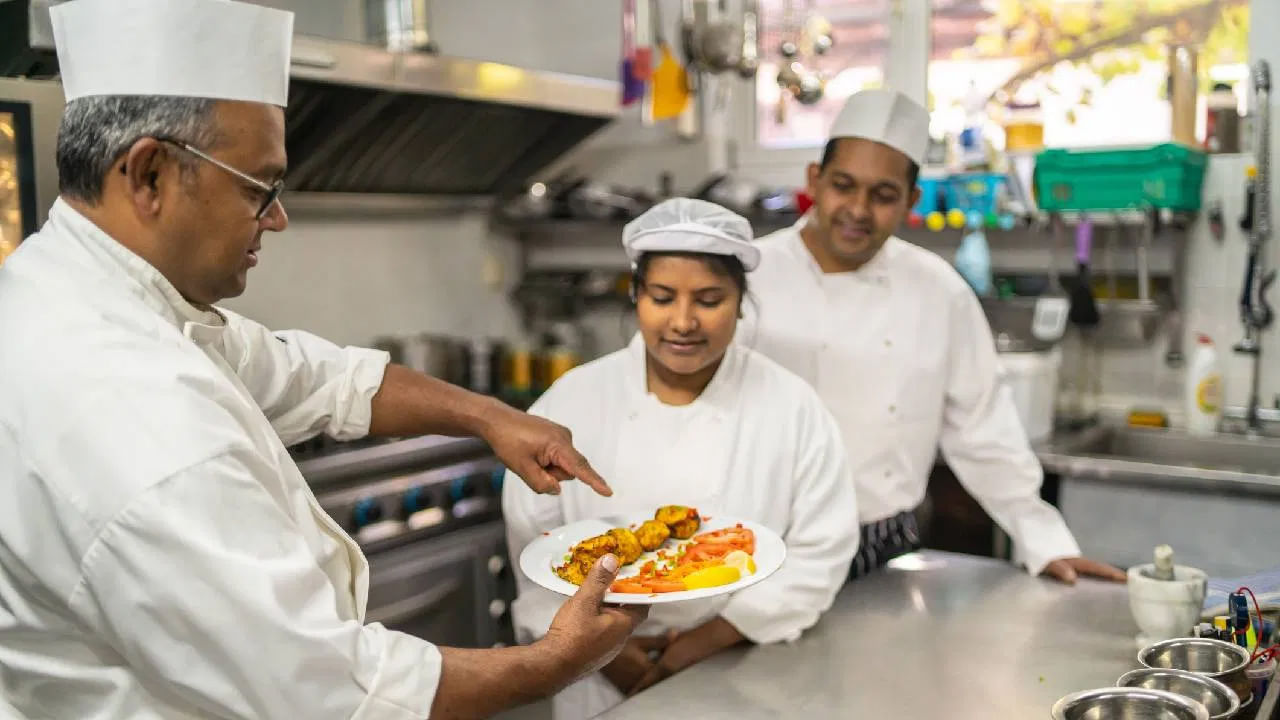 అయితే నేటి కాలంలో ఈ తెల్లటి టోపీలు గౌరవానికి చిహ్నంగా మిగిలిపోయాయి. కానీ నేడు చెఫ్‌లు వారి పని పరిస్థితులు, వ్యక్తిగత ప్రాధాన్యతలకు అనుగుణంగా వివిధ రకాల హెడ్‌వేర్‌లను ధరిస్తున్నారు. నేటి చెఫ్‌లు టోక్ బ్లాంచ్‌లతోపాటు బెరెట్‌లు, పిల్‌బాక్స్ టోపీలు, బేస్ బాల్ క్యాప్‌లను ధరిస్తున్నారు.