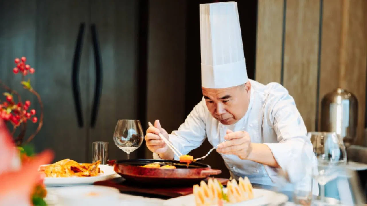 చెఫ్‌లు తలపై తెల్లటి టోపీలు ఎందుకు ధరిస్తారంటే.. చెఫ్‌లు ధరించే తెల్లటి టోపీని పాక కళ చిహ్నంగా పరిగణిస్తారు. దీన్ని ధరించడం కేవలం సంప్రదాయం, ఫ్యాషన్ మాత్రమే కాదు. దీని వెనుక అనేక ప్రత్యేక కారణాలు ఉన్నాయి. అవేంటంటే.. చెఫ్‌లు ధరించే ఈ తెల్ల టోపీని టోక్ లేదా టోక్ బ్లాంచ్ అంటారు. 100 మడతలు కలిగిన టోపీ పాక నైపుణ్యం, అందులో నైపుణ్యాన్ని సూచిస్తుంది. మొత్తం మీద మడతలతో కూడిన ఈ స్థూపాకార టోపీ చెఫ్ వృత్తికి చిహ్నంగా చెప్పవచ్చు.