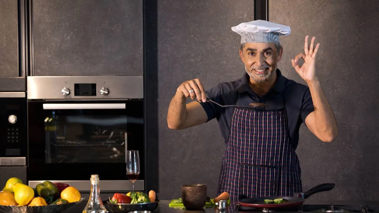 చెఫ్ టోపీలు అదేనండీ.. టోక్ బ్లాంచ్ ధరించే ఆచారం 18వ శతాబ్దంలో ఫ్రాన్స్‌లో ఉద్భవించిందట. సెలబ్రిటీ చెఫ్ మేరీ-ఆంటోయిన్ కారెమ్.. చెఫ్ టోక్, వైట్ చెఫ్ కోటును పరిచయం చేశారు. గతంలో ఫ్రెంచ్ చెఫ్‌లు కాస్క్ ఎ మెచే అనే స్టాకింగ్ క్యాప్‌ను ధరించేవారు. తరువాత వంటగది పరిశుభ్రతకు సంబంధించిన కారణాల దృష్ట్యా తెలుపు రంగును ధరించడం ప్రారంభించారు. ఆ తరువాత చెఫ్‌లు నైపుణ్యం, వృత్తిని సూచించడానికి 18 అంగుళాల తెల్లటి టోపీలను ధరించడం ప్రారంభించారు.