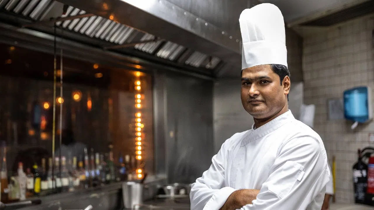 చెఫ్ టోపీ కేవలం సంప్రదాయం, ఫ్యాషన్‌కే పరిమితం కాదు. వంట ప్రక్రియలో భద్రత, పరిశుభ్రతను కాపాడుకోవడంలో ఇది ముఖ్యమైన పాత్ర పోషిస్తుంది. వంటగది పరిశుభ్రత కారణాల వల్ల చెఫ్‌లు ఈ పొడవాటి తెల్లటి టోపీలను ధరిస్తారు. ఇది జుట్టు ఆహారంలోకి పడకుండా నిరోధిస్తుంది. పరిశుభ్రతపై ప్రత్యేక శ్రద్ధ వహించడానికి వీలు కల్పిస్తుంది. మరోకారణం ఏంటంటే.. ఈ టోపీలు చెమటను పీల్చుకునే లక్షణం కలిగి ఉంటాయి. వంట చేసేటప్పుడు చాలా వేడిగా ఉంటుంది. ఇది చెమట పట్టడానికి దారితీస్తుంది. అందువల్ల, చెమటను పీల్చుకునే ధోరణిని కలిగి ఉన్న ఈ టోపీలను పరిశుభ్రత కారణాల దృష్ట్యా వంటవారు ధరిస్తారు. ఇది చెఫ్‌లు పనిలో వృత్తి నైపుణ్యం, క్రమశిక్షణను కొనసాగించడంలో సహాయపడుతుంది.