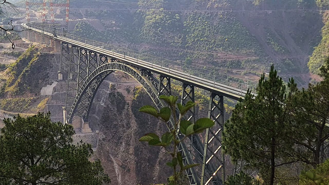 వంతెన రూపకల్పన ఒక వంపు ఆకారంలో ఉంది. ఇది అందంగా ఉండటమే కాకుండా చాలా బలంగా, స్థిరంగా ఉంటుంది. మారుమూల, కష్టతరమైన ప్రాంతంలో ఈ కఠినమైన ప్రాజెక్టును పూర్తి చేయడానికి చాలా సంవత్సరాలు పట్టింది. నిపుణులైన ఇంజనీర్లు పనిచేశారు.