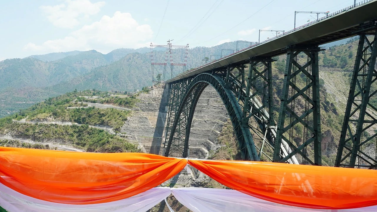 ఈ వంతెన మారుమూల ప్రాంతాలను, ప్రయాణం, వాణిజ్యానికి మద్దతు ఇచ్చే ప్రధాన భారతీయ రైల్వే నెట్‌వర్క్‌కు అనుసంధానించడానికి సహాయపడుతుంది. ప్రజలు ఈ అద్భుతాన్ని చూడటానికి, నది లోయ యొక్క అద్భుతమైన దృశ్యాన్ని ఆస్వాదించడానికి వస్తుండటంతో ఇది ఇప్పుడు ఒక ప్రధాన పర్యాటక ఆకర్షణగా మారింది.
