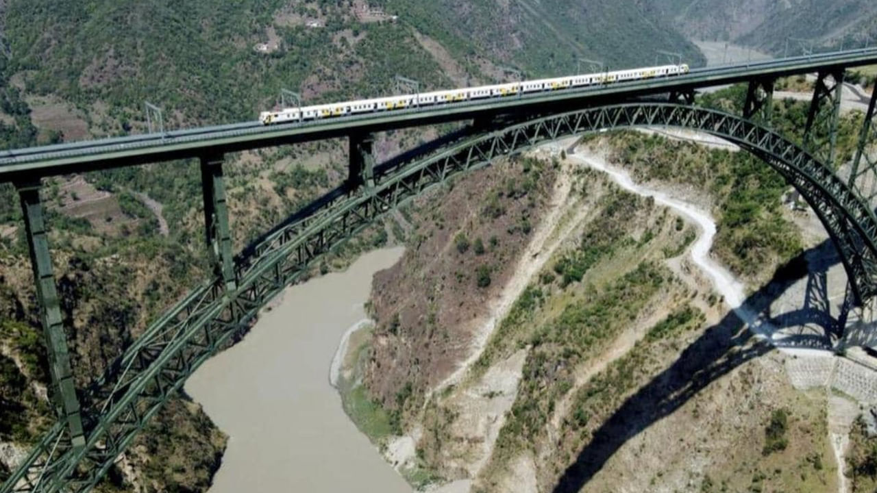 ఈ వంతెన దాదాపు 1315 మీటర్ల పొడవు ఉంది. ఇది చీనాబ్ నది లోతైన లోయ మీదుగా రైళ్లు సులభంగా వెళ్ళడానికి వీలు కల్పిస్తుంది. చీనాబ్ రైల్వే వంతెన 120 సంవత్సరాలకు పైగా ఉండేలా నిర్మించబడింది. అంటే ఇది అనేక తరాలకు సేవ చేస్తుంది.