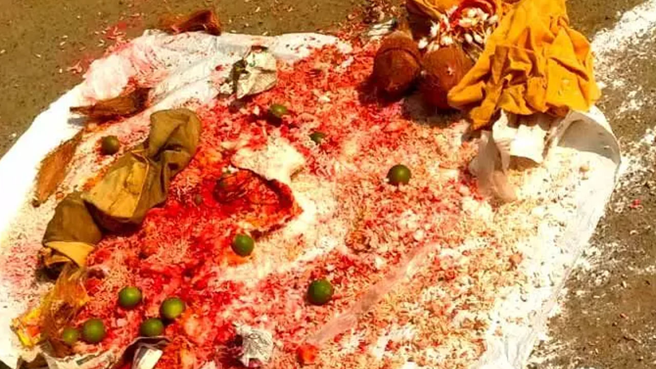 అలాగే రోడ్డుపై వేసిన  బియ్యం,కుంకుమ, పసుపు మీద నుంచి పొరపాటున కూడా దాటకూడదంట. ఎందుకంటే వీటిని చేతబడిలో ఉపయోగిస్తారు. మీరు పొరపాటున కూడా వాటిని దాటితే, మీరు దేనిలోనైనా విజయం సాధించడంలో సమస్యలను ఎదుర్కోవడం, ఒత్తిడి అధికం అవుతుందంట. అలాగే కుటుంబ సభ్యుల మధ్య విభేదాలు పెరగవచ్చునంటున్నారు వాస్తు శాస్త్ర నిపుణులు.