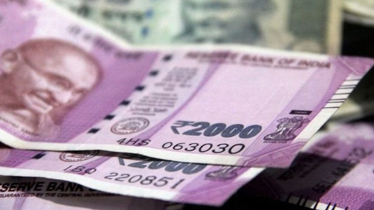 వాస్తు శాస్త్రం ప్రకారం, మీరు మీ జీవితంలో రోడ్డుపై పడి ఉన్న డబ్బును ఎప్పుడూ దాటకూడదు. దీని వలన మీ డబ్బు వృధాఅయిపోవడం, కొన్ని సార్లు అప్పుల భారంలో కూరుకపోయి బాధపడటం, వంటి సమస్యలు వస్తాయంట. అందుకే రోడ్డుపై డబ్బు చూస్తే దానిని తాకకుండా వెళ్లిపోవాలంట.