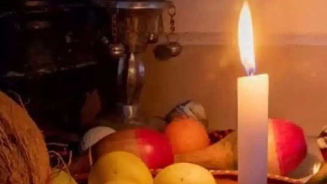 రోడ్డుపై నిమ్మకాయలు, ఎర్ర మిరపకాయలు ఎక్కువగా కనిపిస్తాయి. అయితే వాటిని నుంచి అస్సలే దాటకూడదంట. ఎందుకంటే?   చెడు దృష్టి లేదా దృష్టశక్తుల నుంచి విముక్తి కోసం వాటి ఉపయోగిస్తారు. అలాగే చేతబడి,  చేసినప్పుడు, వారు దానిని రోడ్డుపై విసిరి వెళ్లిపోతారు. అటువంటి పరిస్థితిలో, మీరు నిమ్మకాయలు, మిరపకాయలను దాటినప్పుడు, ఆ చెడు శక్తులు మీ వైపుకు  వచ్చే ప్రమాదం అధికంగా ఉంటుంది. దీంతో కుటుంబంలో సమస్యలు, ఆర్థిక సమస్యలు వస్తాయంట.