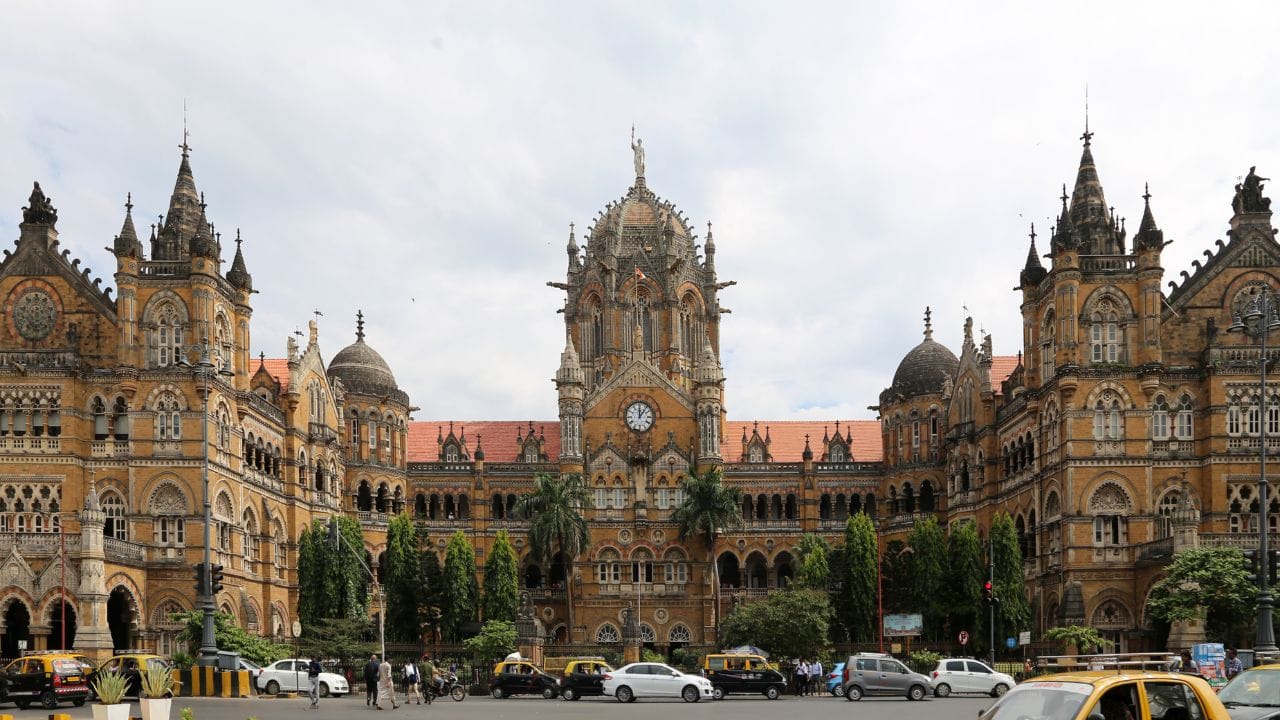 (ముంబై, మహారాష్ట్ర ఛత్రపతి శివాజీ మహారాజ్ టెర్మినస్) ముంబైకి వర్షాలు ఒక భాగం. వర్షంలో ఈ విక్టోరియన్ గోథిక్ శైలిలో కట్టిన రైల్వే స్టేషన్ చాలా ఆకర్షణీయంగా కనిపిస్తుంది. ఆ గోధుమ రంగు భవనం, చీకటి వాతావరణం కలిపి సినిమా దృశ్యంలా ఉంటుంది. ఇది కేవలం రైల్వే స్టేషన్ కాదు.. ఒక ముఖ్యమైన చారిత్రక భవనం.