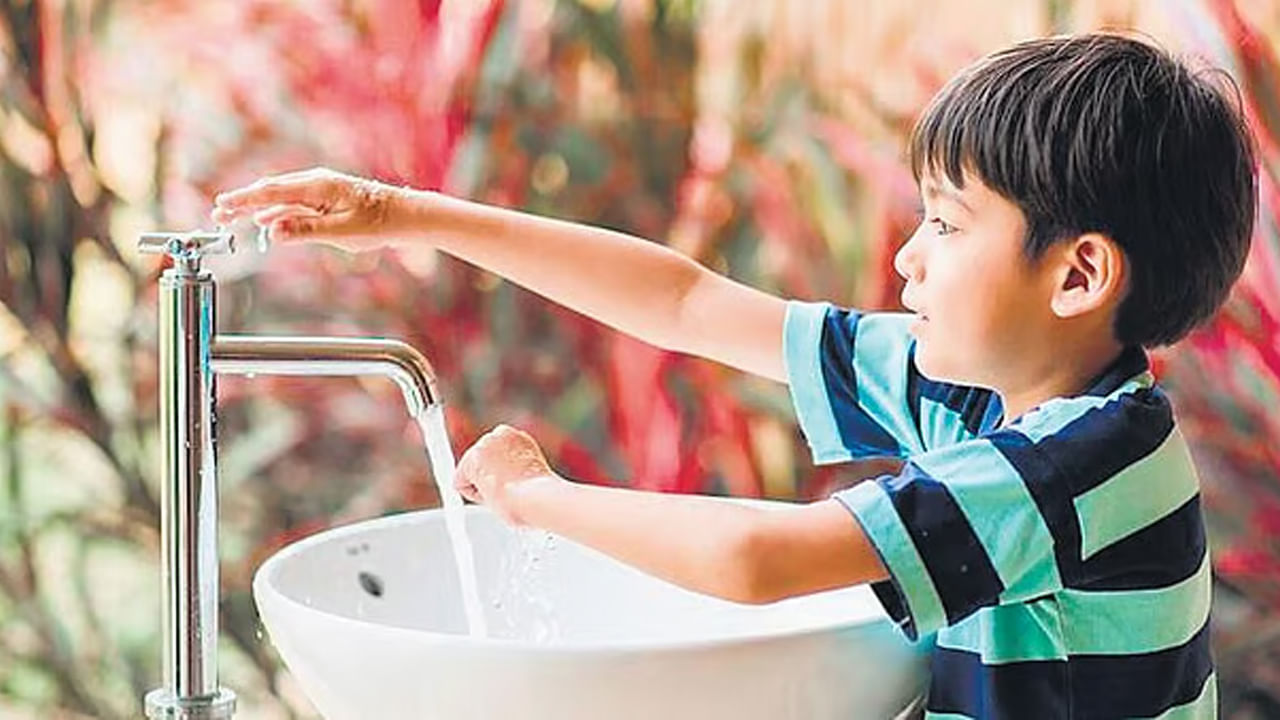 వర్షకాలంలో పిల్లలు నీరు తాగడానికి ఎక్కువ ఆసక్తి చూపరు. కానీ వారికి ప్రతి రోజూ కాచి చల్లార్చిన నీటిని తాగించాలి. ఇది వారి ఆరోగ్యానికి చాలా మంచిది. ఎక్కువ నీరు తాగించడం వలన పిల్లల్లో కడుపు సంబంధిత వ్యాధులు రాకుండా ఉంటాయి. అలాగే ఈ సీజన్‌లో పిల్లలు కంటి నిండా నిద్రపోయేలా చేయాలి. కొంత మంది మొబైల్ ఫోన్‌కు అడక్ట్ అయిపోయి నిద్రపోరు కానీ, మంచి నిద్ర వారిలో రోగనిరోధక శక్తిని పెంపొందిస్తుందంట