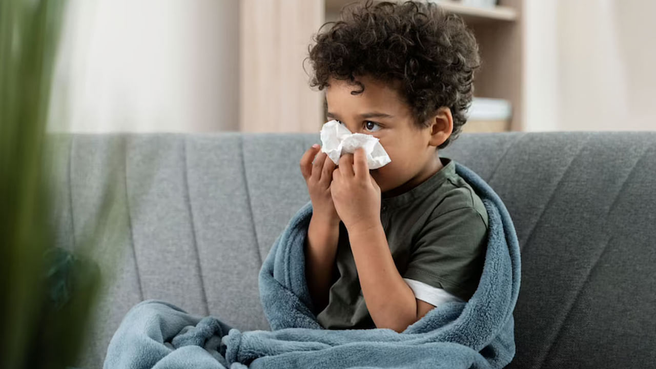 అలాగే, వీలైనంత వరకు మీ పిల్లల ఆరోగ్యమే మీకు ముఖ్యం అనుకుంటే వారికి బయటఫుడ్ అస్సలే పెట్టకూడదు, మీరు కూడా తినకూడదు. ముఖ్యంగా జంక్ ఫుడ్ ఎంత తగ్గిస్తే అంత మంచిది. ఎందుకంటే? జంక్ ఫుడ్ అనేది వారిలోని రోగనిరోధక శక్తిని పూర్తిగా తగ్గిస్తుంది. అందుకే అస్సలే వాటిని పిల్లలకు పెట్టకూడదు.పిల్లలు తడిస్తే వెంటనే పొడిబట్టలు వేయాలి. వారు తడి బట్టలు వేసుకొనే ఎక్కువ సేపు ఉండటం వలన జలుబు, దగ్గు వంటి సమస్యలు వస్తాయి.