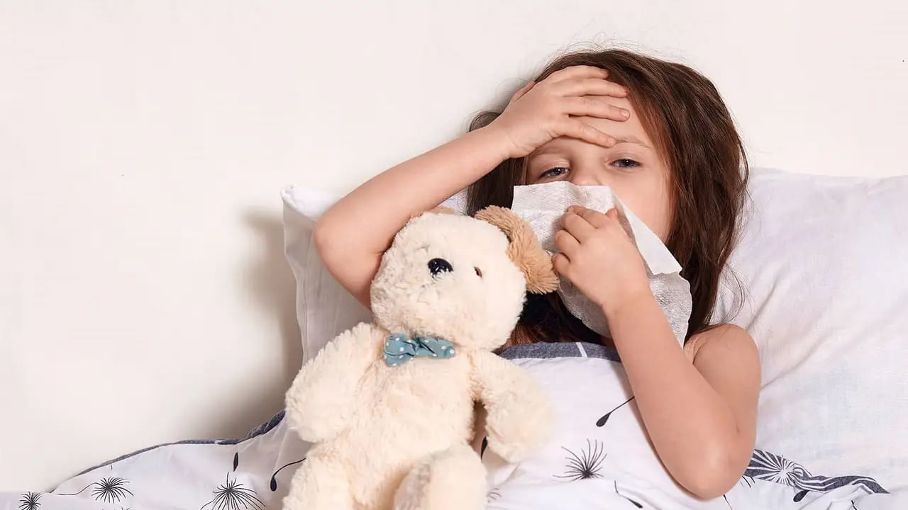 అలాగే ఈ సీజన్‌లో పిల్లలకు జ్వరం లేదా దగ్గు, కడుపు నొప్పి వంటి సమస్యలు రావడం సర్వసాధారణం. అంతే కాకుండా చర్మసమస్యలు కూడా వస్తాయి. అయితే మీ పిల్లలకు తేలికపాటి జ్వరం ఉన్న వెంటనే వైద్యుడి వద్దకు తీసుకెళ్లాలంట. లేకపోతే పిల్లలు త్వరగా కోలుకోరు. సకాలంలో వైద్యం అందితే వారు త్వరగా కోలుకుంటారు.